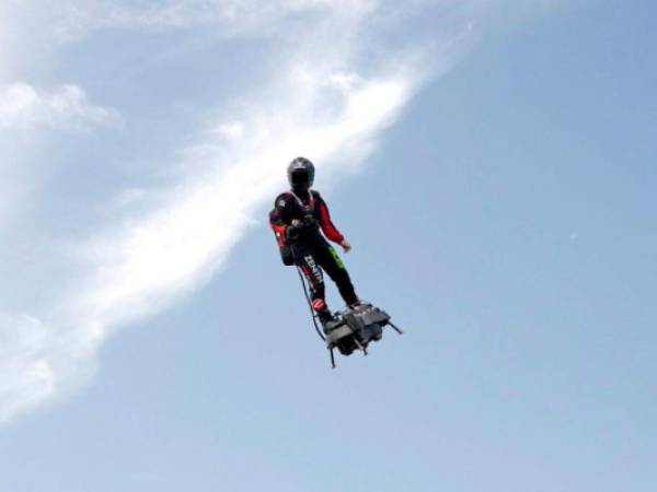 Franky Zapata de 40 años, es conocido en su país como el 'soldado volador', por su trayectoria en esta singular actividad. Foto: AP