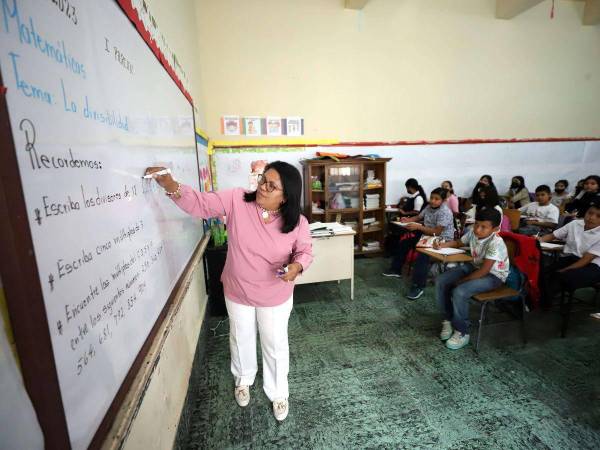 Cerca de 65,000 maestros laboran en el sistema público.