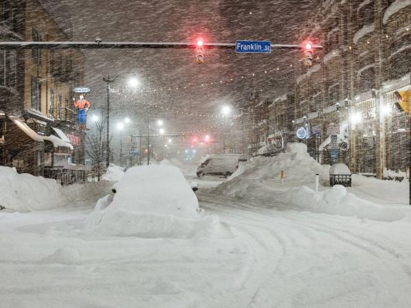 Una calle cubierta por un manto de nieve en Estados Unidos.