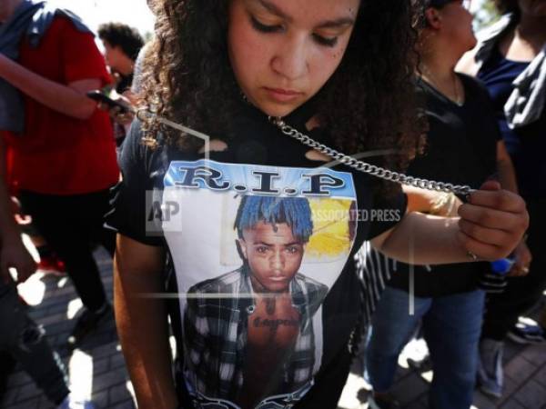 La admiradora Ayanna Gonzalez, de 13 años, originaria de Nueva Jersey, con una camiseta del fallecido rapero XXXTentacion espera formada para entrar a su funeral el miércoles. (Foto: AP)