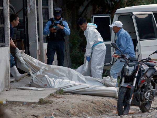 La masacre ocurrió cerca de las 9:00 de la noche del sábado. Medicina Forense llegó a hacer el levantamiento de cuerpos.