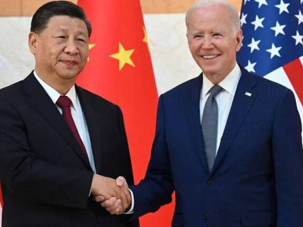 Los presidentes Biden y Xi Jinping mantuvieron una reunión en noviembre pasado. Ahora esperan reforzar los lazos con la visita de una delegación de alto rango.