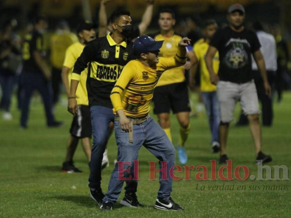 Los aficionados de ambos equipos terminaron sobre la cancha. Afortunadamente no se reportaron personas fallecidas en el enfrentamiento.