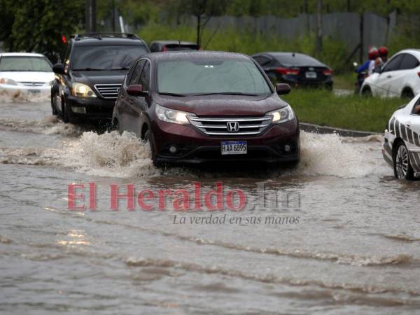 El llamado de las autoridades es a evitar cruzar zonas inundables y a desalojar las áreas que puedan estar en riesgo.