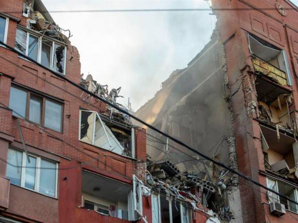 El lugar de un ataque con cohetes a un edificio residencial en la ciudad de Dnipró, Ucrania, el 26 de junio de 2024.