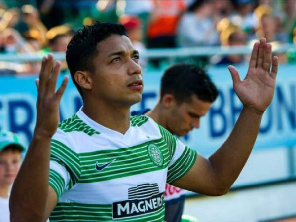 Emilio Izaguirre en uno de los duelos que disputó con el uniforme del Celtic de Escocia. (Fotos: Agencias/ Redes)