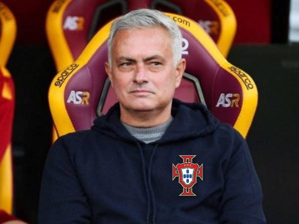 José Mourinho durante un partido en el banquillo de la Roma de Italia.