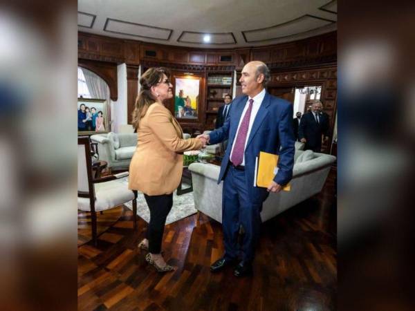 En julio del 2022 la presidenta Castro recibió a Hugo Llorens.