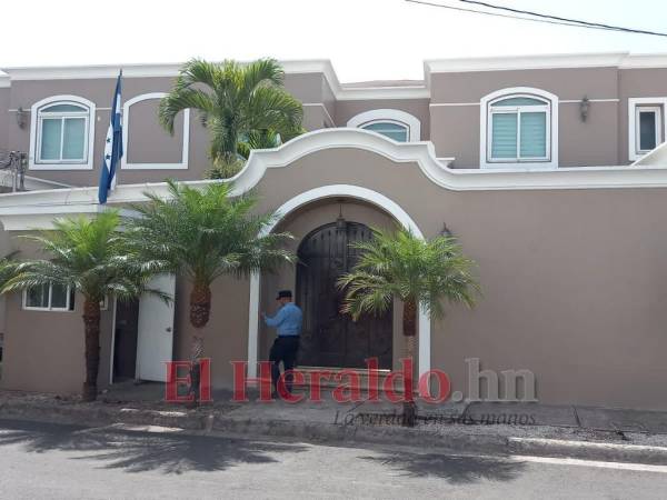 Autoridades resguardan la casa de JOH en la colonia Palmeras de San Ignacio de la capital.