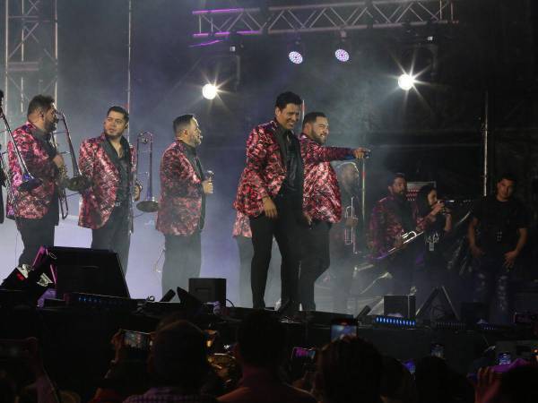 La Banda MS cantó con los capitalinos sus grandes éxitos.