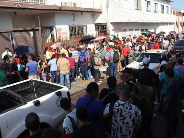 Frecuentemente miles de migrantes hacen fila a la espera de resolver su situación migratoria en la ciudad de Tapachula, en el estado de Chiapas (México). Foto de archivo