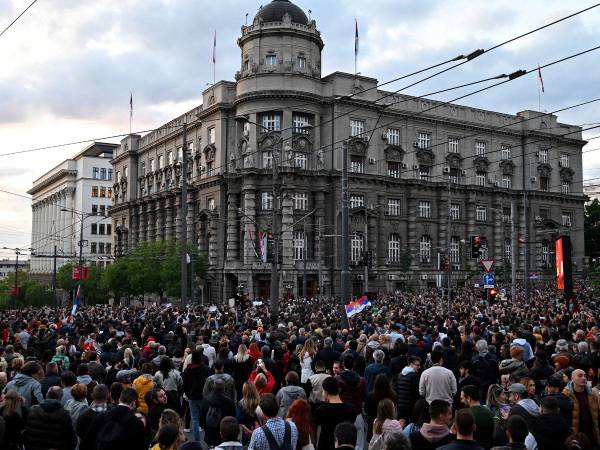 Manifestación para pedir la renuncia de los altos funcionarios y la reducción de la violencia en los medios.