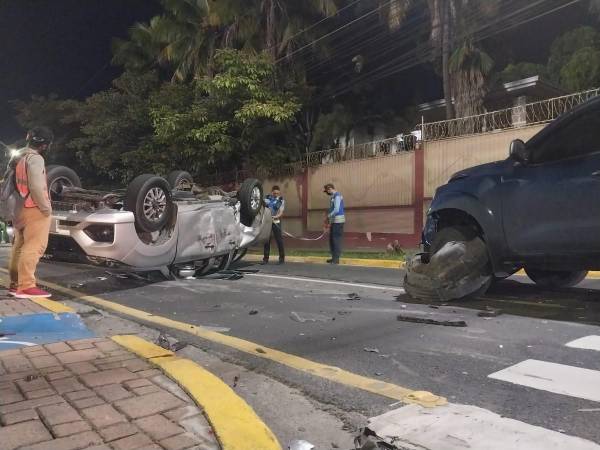 Ambos automotores sufrieron daños considerables en la colisión.