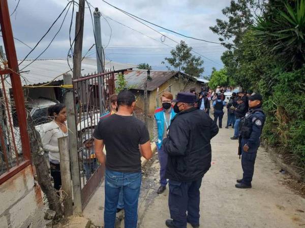 Agentes policiales llegaron hasta la vivienda en donde ocurrió el abominable hecho criminal.