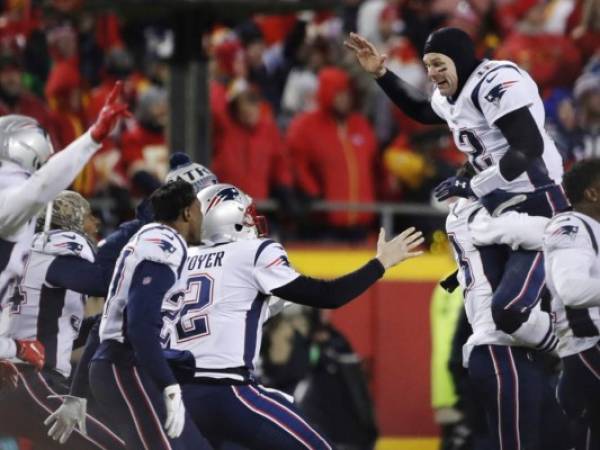 El quarterback de los Patriots lanzó para 348 yardas (30/46) con un touchdown y dos interceptaciones mientras el running back Sony Michel dejó su impronta con 29 carreras, 113 yardas terrestres y dos anotaciones. Foto AP