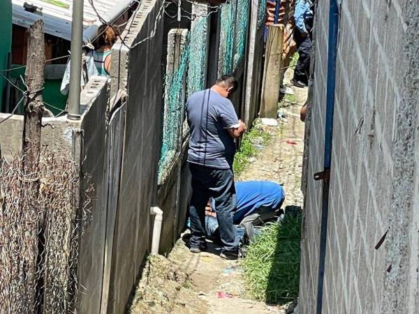 Los vecinos de la zona presenciaron con horror la escena del sangriento crimen en donde perdió la vida el joven de 21 años de edad.