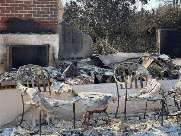 Pacific Palisades, la zona cero de la ola de fuegos más devastadores de la historia de Los Ángeles, ha reducido a cenizas calles enteras, vehículos, mansiones millonarias y la vida que atesoraban miles de familias de un barrio acaudalado que ha pasado de representar un idílico estilo de vida americano a una zona de guerra.