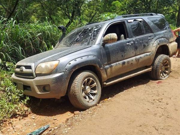 Esta es la camioneta Toyota 4Runner en la que se transportaban Eliel Navarro, Oniel Valle, Rosa y Paola García al momento de ser acribillados.