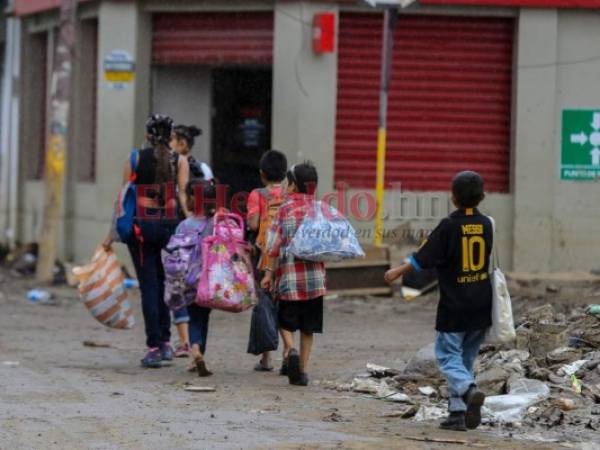 Local residents evacuate their home in La Lima, Cortes, Honduras, on November 16, 2020 as Hurricane Iota -- upgraded to Category 5 -- moves over the Caribbean towards the Nicaragua-Honduras border. - Hurricane Iota strengthened into a 'catastrophic' Category 5 hurricane and was set to slam into Central America late Monday, threatening areas devastated by a powerful storm just two weeks ago, the US National Hurricane Center (NHC) warned. (Photo by Wendell ESCOTO / AFP)