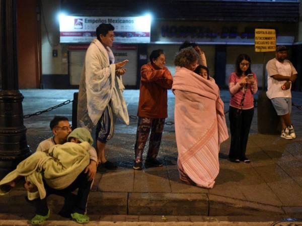 Dos personas fallecieron en Ciudad de México: un hombre de un infarto y una mujer que se golpeó la cabeza al caer de las escaleras de su domicilio, tras la activación de la alerta sísmica, reportó la alcaldía local.