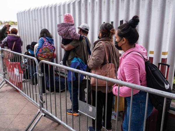 Una familia de solicitantes de asilo del estado mexicano de Guerrero llega para su cita con las autoridades estadounidenses en el puerto de entrada de El Chaparral en Tijuana, estado de Baja California, México, el 12 de mayo de 2023.