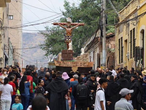 Los feligreses acompañaron la imagen durante el recorrido.