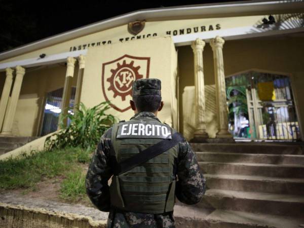 Son pocos los centros educativos como el Técnico Honduras que cuentan con personal militar en sus instalaciones. Sin embargo, sus autoridades consideran necesario aumentar el número de efectivos.