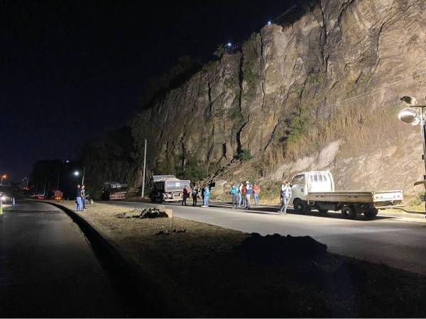 Desde un risco, ubicado a la orilla del anillo periférico, las enormes rocas representaban un peligro para los conductores y peatones.