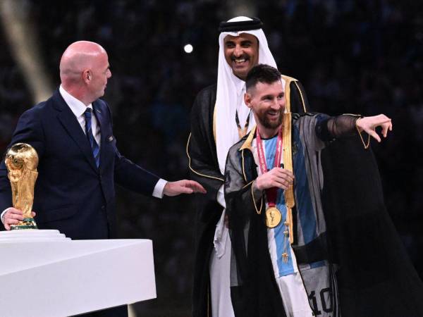 Lionel Messi, al momento de portar la capa del emir, lució sonriente al lado del presidente de la FIFA, Gianni Infantino, y el emir de Qatar, Tamim bin Hamad Al Thani.