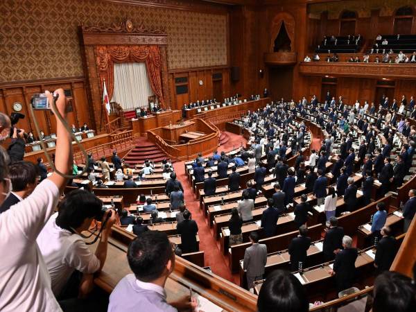 Los miembros de la Cámara de Consejeros votan por la elevación de la edad de consentimiento sexual en la sesión plenaria del viernes de la Cámara de Consejeros en Tokio.