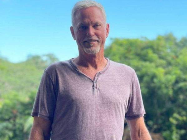 Gary Johnston, de 63 años, es acusado del delito de trata de personas y pornografía infantil.