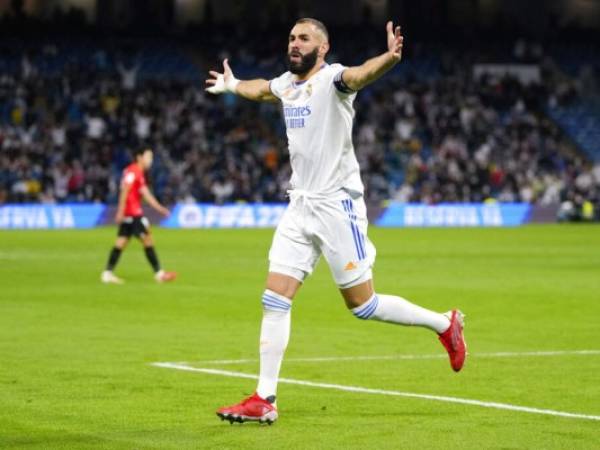 El francés Karim Benzema festeja luego de anotar el quinto tanto del Real Madrid ante el Mallorca, en un duelo de La Liga, disputado el miércoles 22 de septiembre de 2021, en el Estadio Santiago Bernabeu.