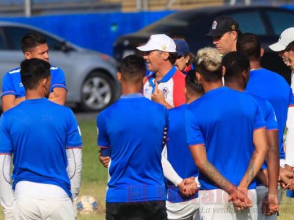 El DT impartiendo una charla emocional a sus leones para el juego de este sábado contra los Cocoteros.