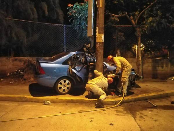 Elementos del cuerpo de Bomberos se trasladaron hasta el lugar para extraer del vehículo a Yolanda Castillo, quien quedó atrapada dentro del automotor.