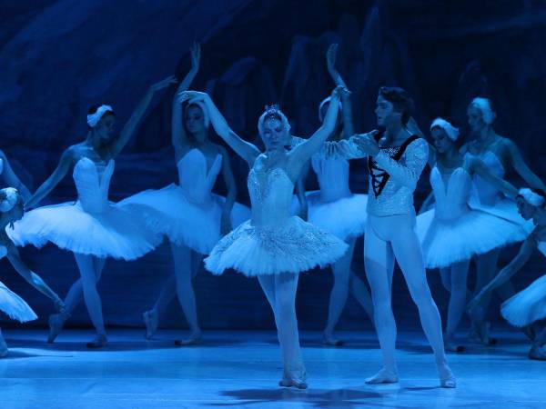 Odette encuentra en el amor de Sigfrido la manera de vencer una maldición en “El lago de los cisnes”.