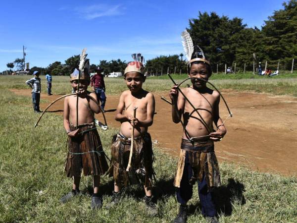 Ellos representaron al indio Lempira vestidos con el original taparrabo y portando el arco y la flecha.