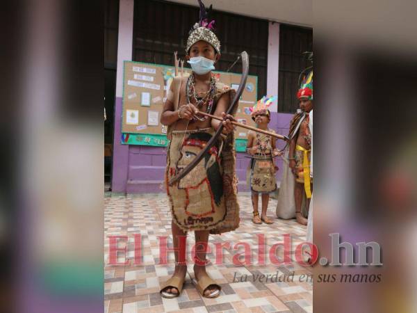 Uno de los estudiantes portó un arco y flechas en tributo al indio Lempira.