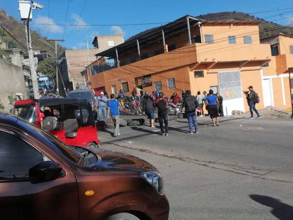 Hasta el momento no hay paso en la calle principal del barrio El Chile en la capital.