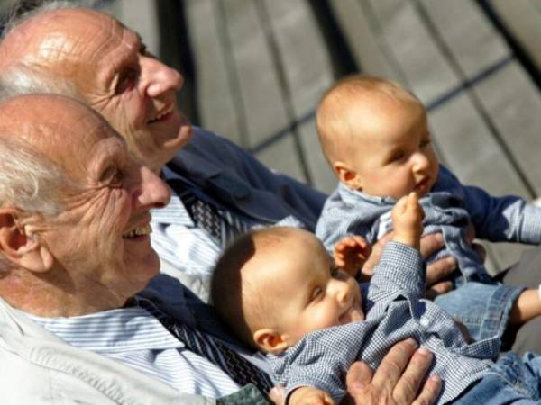 Los gemelos idénticos tienen en promedio 5,2% de estas diferencias genéticas tempranas, de acuerdo con el estudio. Pero el 15% de las parejas de gemelos tienen más diferencias genéticas. Foto: AP