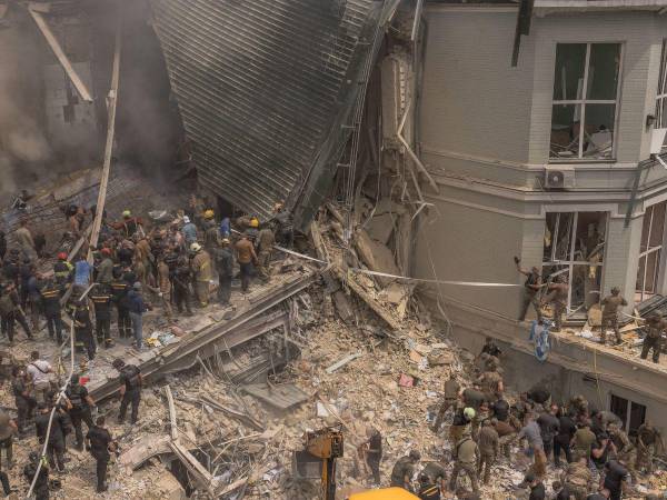 Una oleada de bombardeos rusos en Ucrania dejó este lunes al menos 36 muertos en varios puntos del país y alcanzó dos hospitales, uno de ellos para niños, provocando condenas internacionales antes de una cumbre de la OTAN.