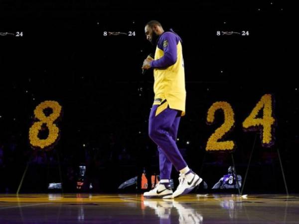 LeBron James durante un homenaje a Kobe Bryant previo al juego de la NBA contra los Trail Blazers de Portland, el viernes 31 de enero de 2020 en Los Ángeles.