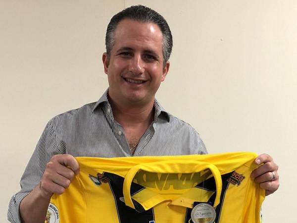 El presidente de Real España posa orgulloso con la camisa de la máquina.