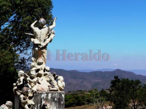 El monumento a los ángeles en Santa Ana, recuerda los 131 fallecidos en el trágico accidente aéreo del vuelo 474 de Tan Sahsa de 1989. Foto: Eduard Rodríguez / El Heraldo