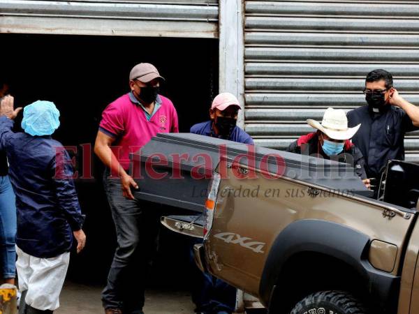 Los familiares al momento de retirar de la morgue de Medicina Forense el cadáver del menor José Abraham Godoy Ruíz.