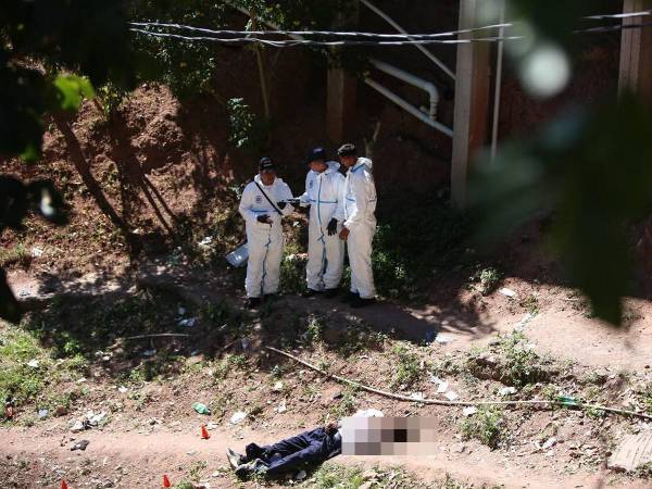 Una de las víctimas quedó frente a una vivienda a unos 40 metros del otro fallecido.