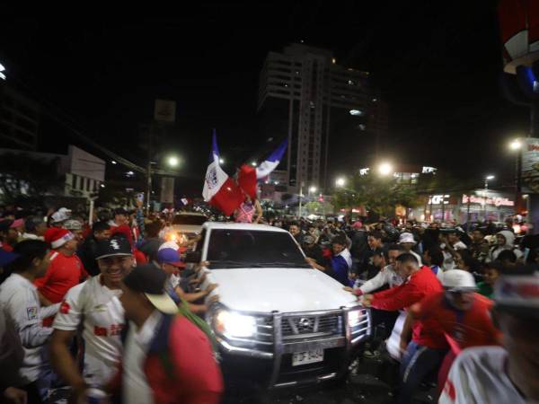 En una final para la historia y con una leyenda que solo puede presumir, Olimpia salió tricampeón invicto y su afición lo celebró por todo lo alto.