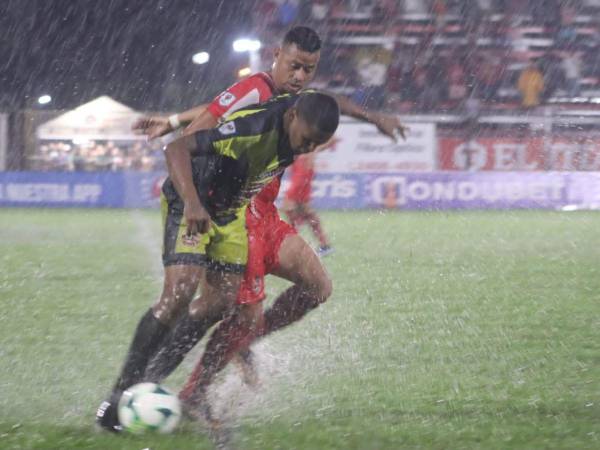 Real Sociedad y Génesis están jugando en una auténtica piscina a causa de la lluvia.