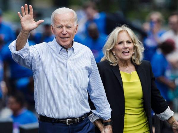 Joe Biden y su esposa Jill en un evento público.