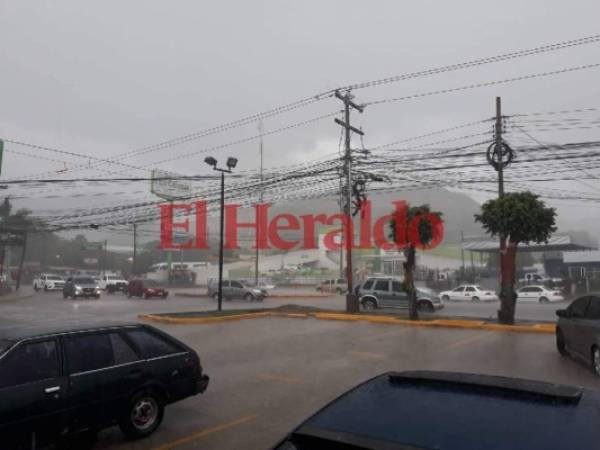 En la zona de Loarque, salida al sur de Comayagüela, también se reporta una fuerte lluvia. (Foto: Edwin Ordóñez / EL HERALDO)