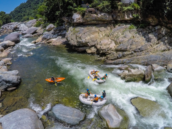 El rafting es uno de los deportes más extremos en el Río Cangrejal en el Parque Nacional Pico Bonito.